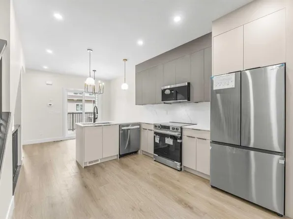 67 N Panatella Sq NW #301, Calgary, AB T3K 6C7