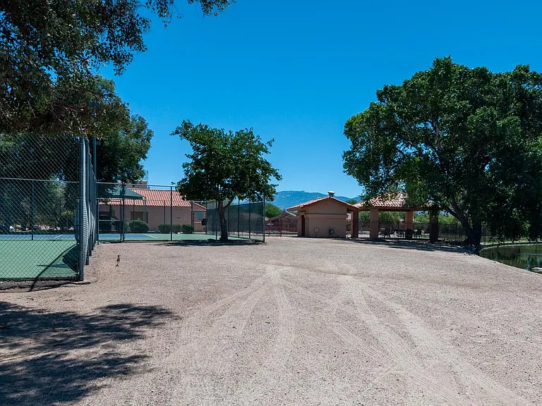 HOA keeps common ground tidy and clean! (HOA fees paid by landlord)