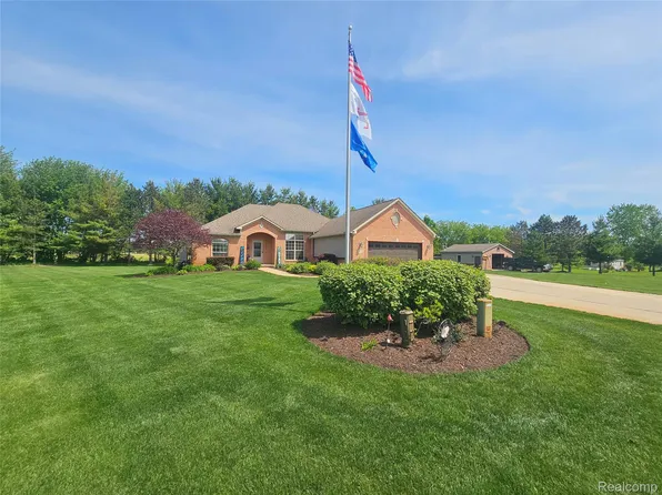 10331 Pine Valley Dr, Grand Blanc, MI 48439
