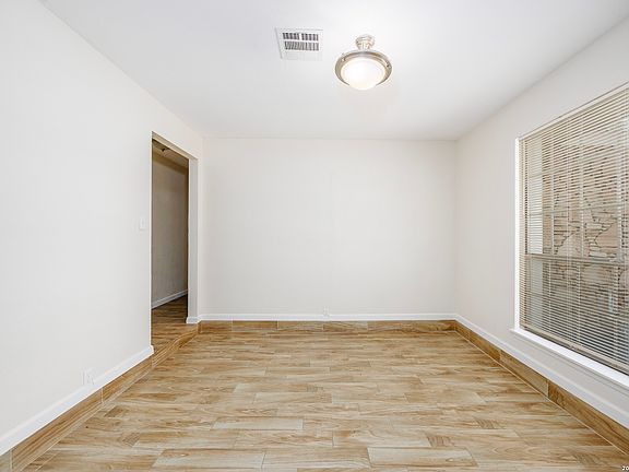 4th image of 602 SAWTOOTH DR
