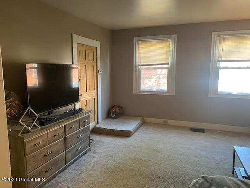 5th image of 1437 1st Avenue