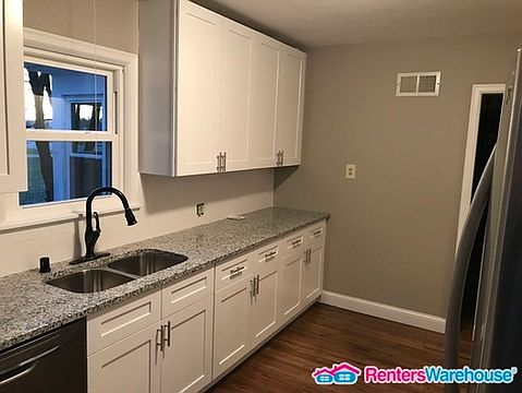 3rd image of 1894 Hastings Ave