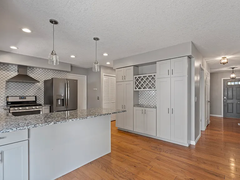 4690 Lindbergh Dr — Photo 16