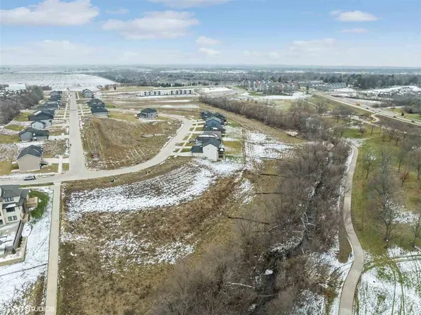 3996 Winnsboro Dr, Iowa City, IA 52245