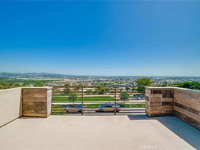 438 Sycamore Dr — Photo 16