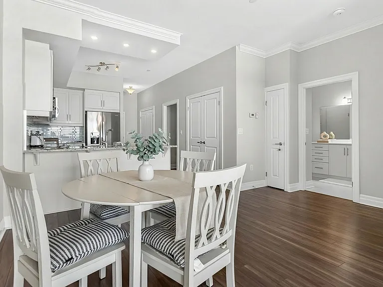 260 Villagewalk Blvd — Photo 14