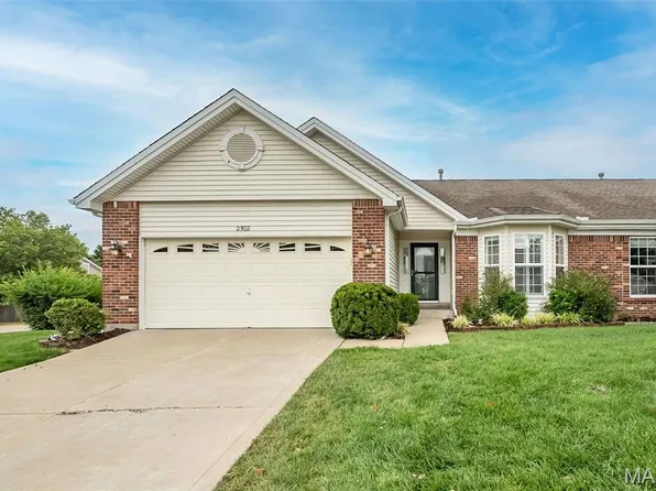 2502 Newpoint Dr, Ballwin, MO 63011