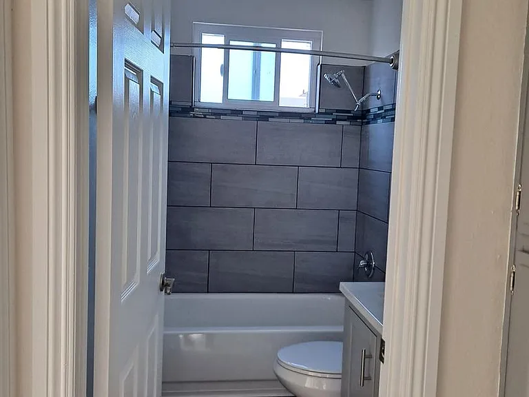 4240 43rd St — Photo 3