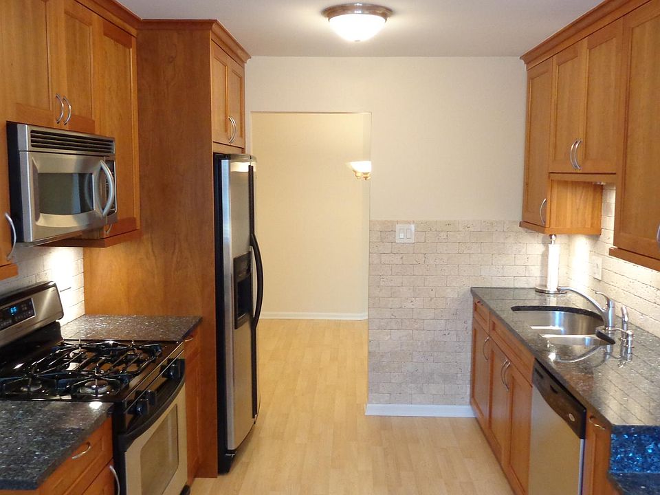 1st image of 829 Thornton Ct APT 1B
