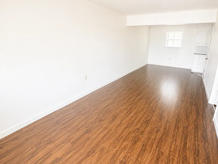 102 E Avenue A — Photo 3