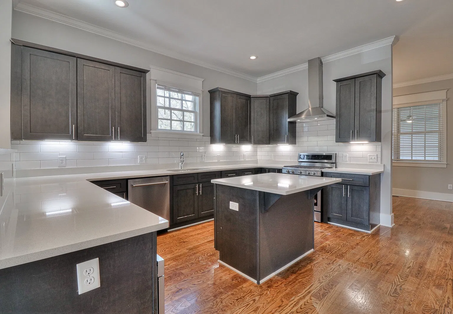4 bed, 2.5 bath, 2524 sqft, $3,500 — Photo 4