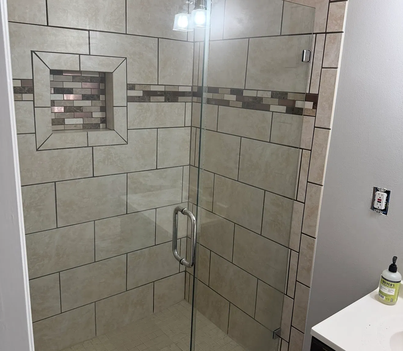 1105 E Lambright St — Photo 2