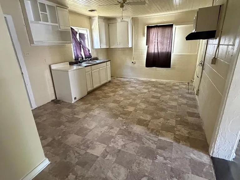 705 Harvey St — Photo 2