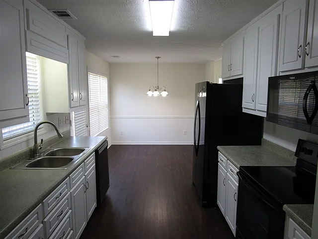 3 bed, 2.0 bath, 1695 sqft, $1,960 — Photo 3