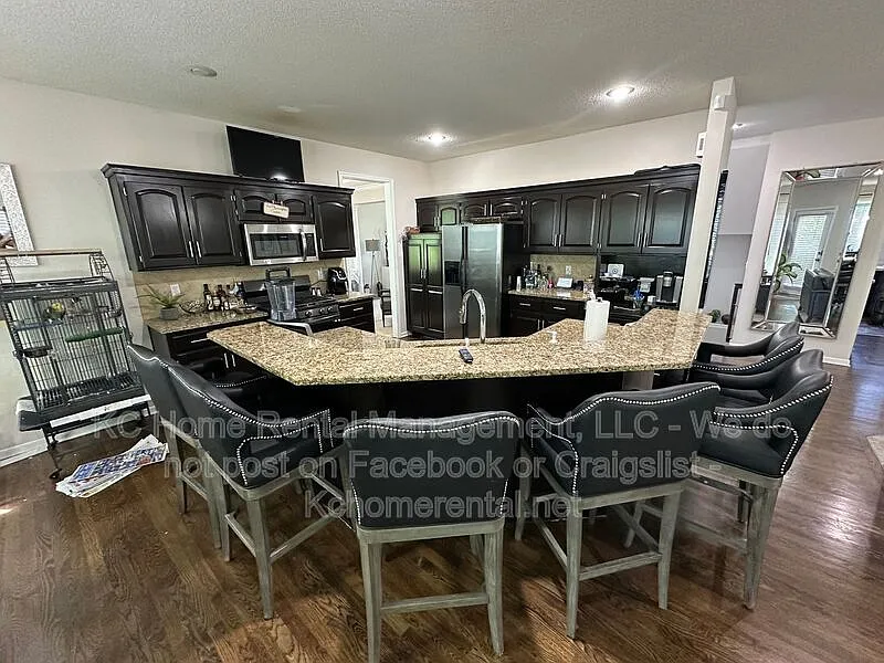 4 bed, 4.5 bath, $3,500 — Photo 3