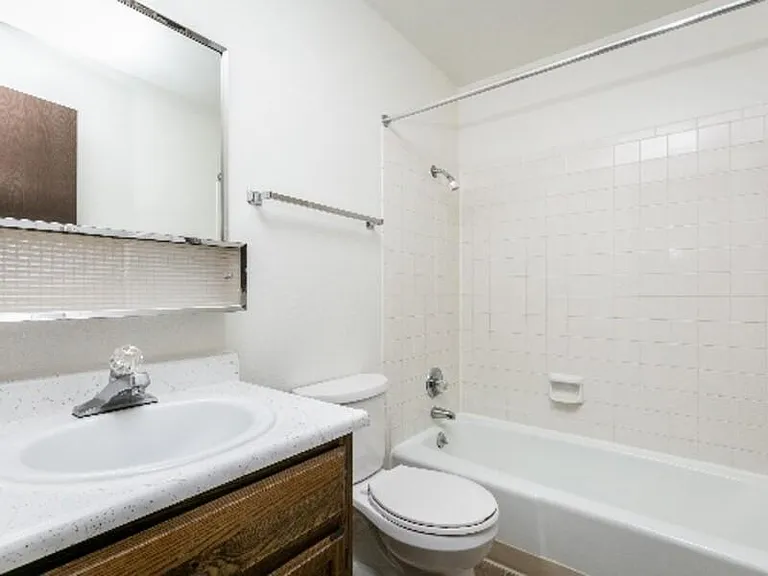 Foxhill Apartments — Photo 42