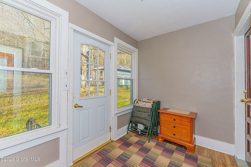 4th image of 943 Altamont Voorheesville Road