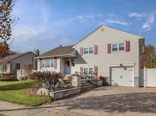 28 N Wisconsin Ave, Massapequa, NY 11758