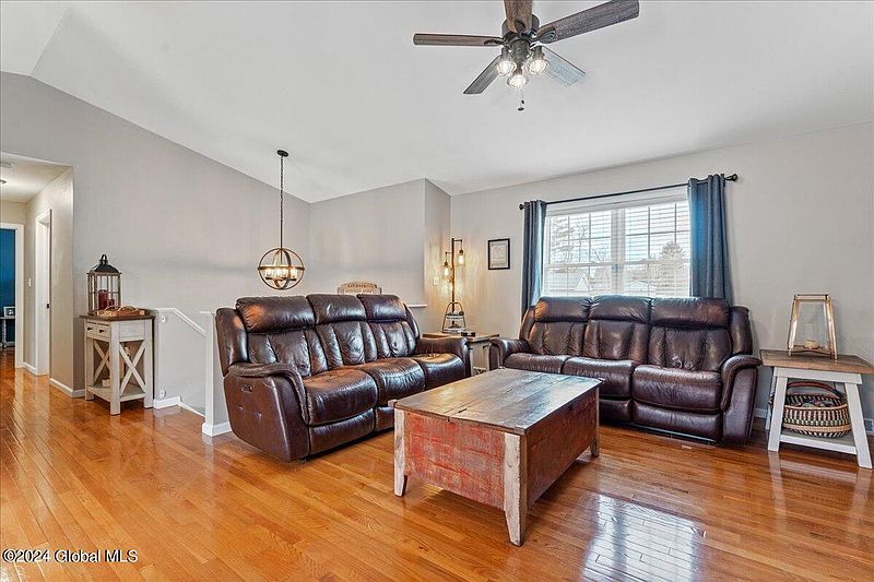 4th image of 5 Meadow Drive
