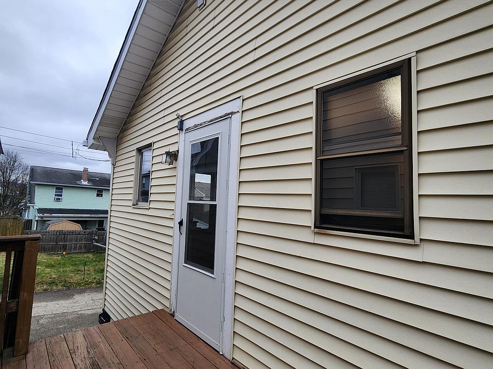 Entrance with deck