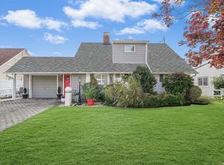 20 Compass Ln, Levittown, NY 11756