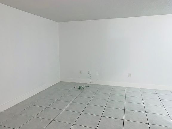 4th image of 580 NE 127th St APT 35