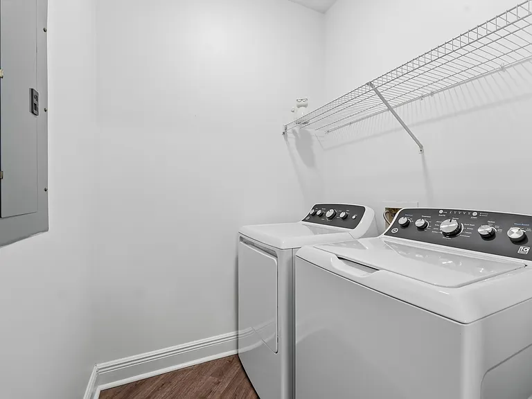 The Regent Apartment Homes — Photo 28