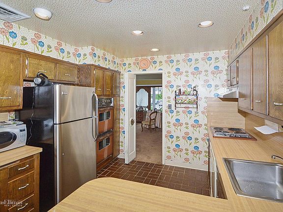 5th image of 19 Marilyn Ln