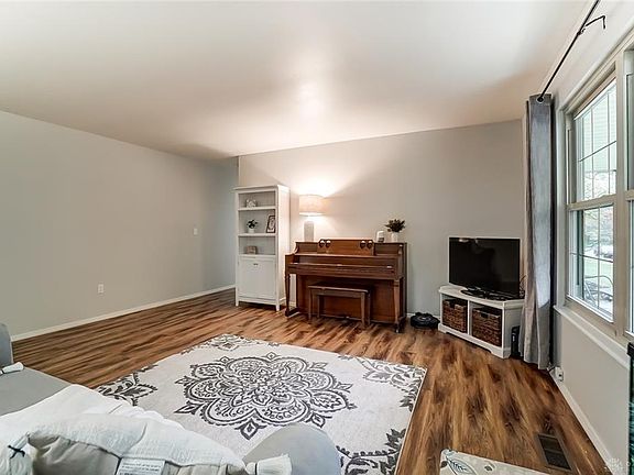5th image of 179 Woodcroft Trl