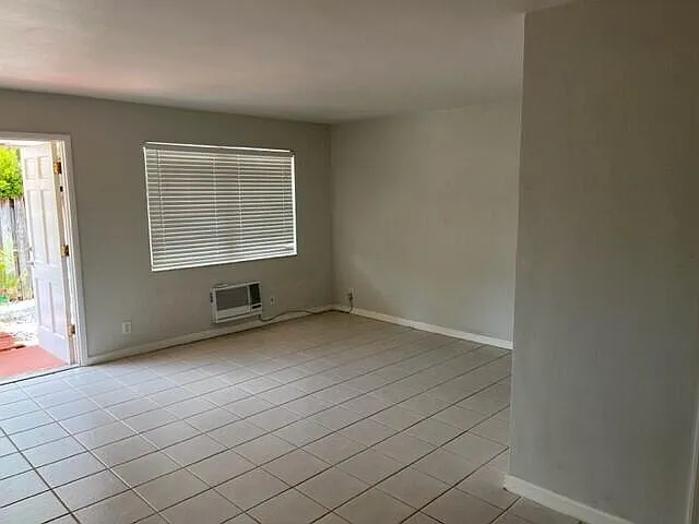 Studio, 1.0 bath, 450 sqft, $1,300 — Photo 2