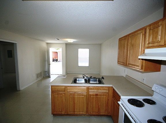 4th image of 2140 W Belmont St #A
