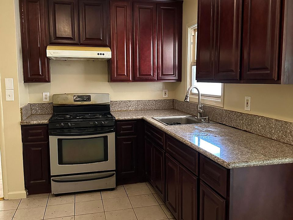 1st image of 457 E Downs St
