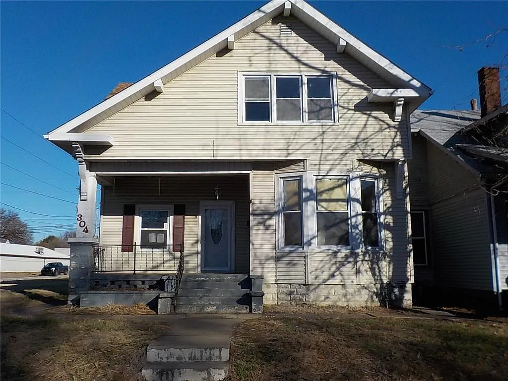 304 E Delaware St photo 1