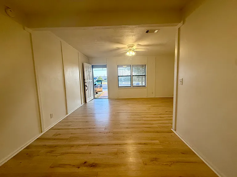 620 W Avenue B — Photo 47
