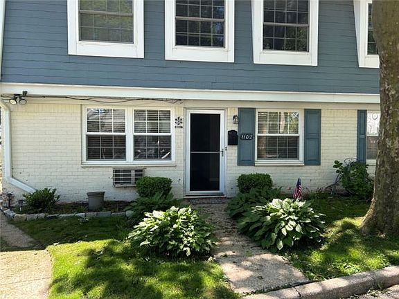 2nd image of 1102 Towne House Vlg