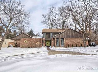 56 Fordcroft St, Grosse Pointe Shores, MI 48236