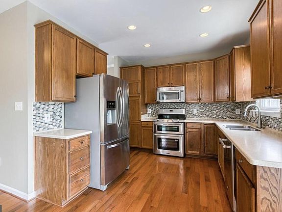 4th image of 6 Candleridge Ct
