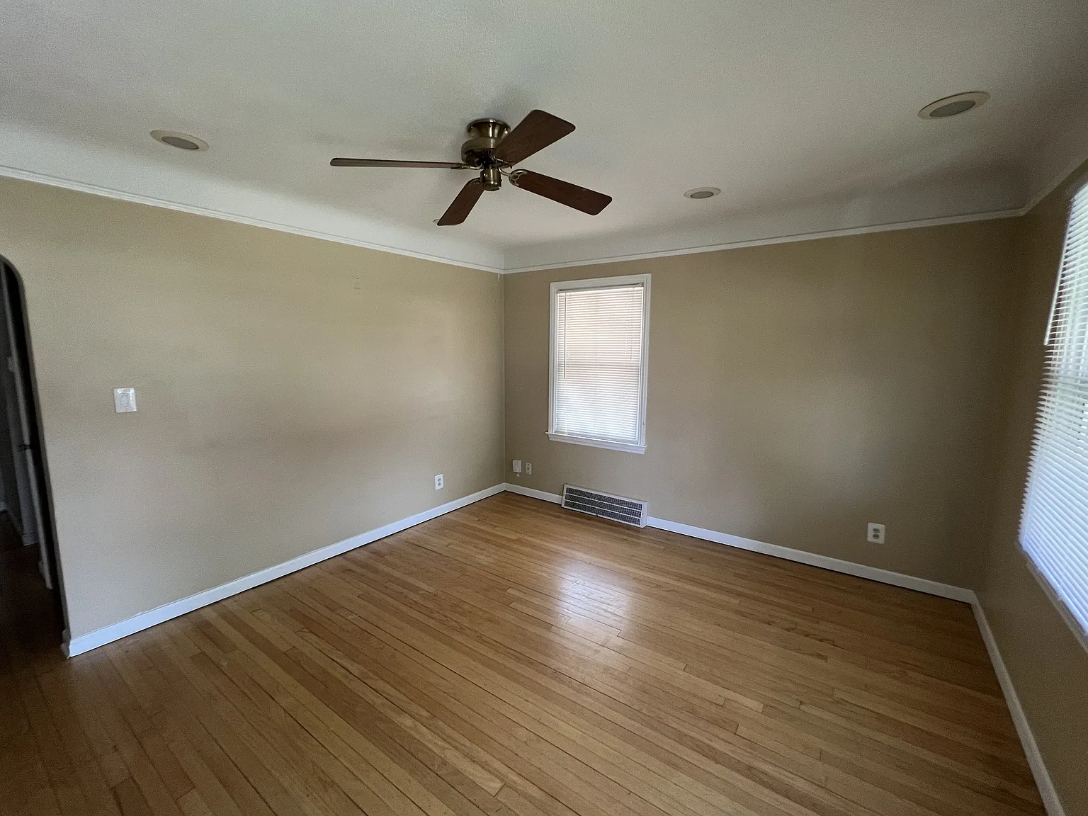 Adorable Center Line Bungalow — Photo 2