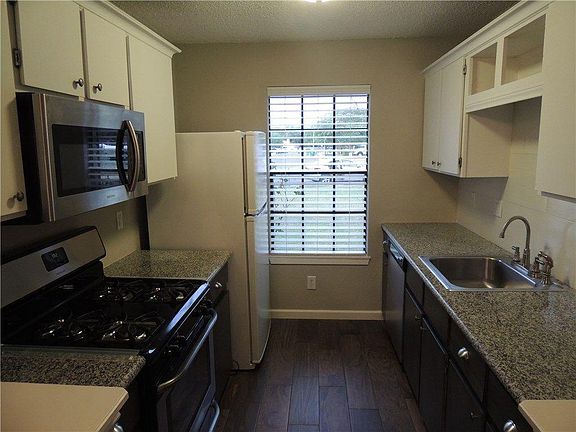 3rd image of 815 Primrose Ln