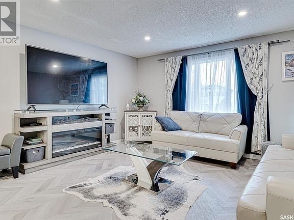 5th image of 622 Spencer Way