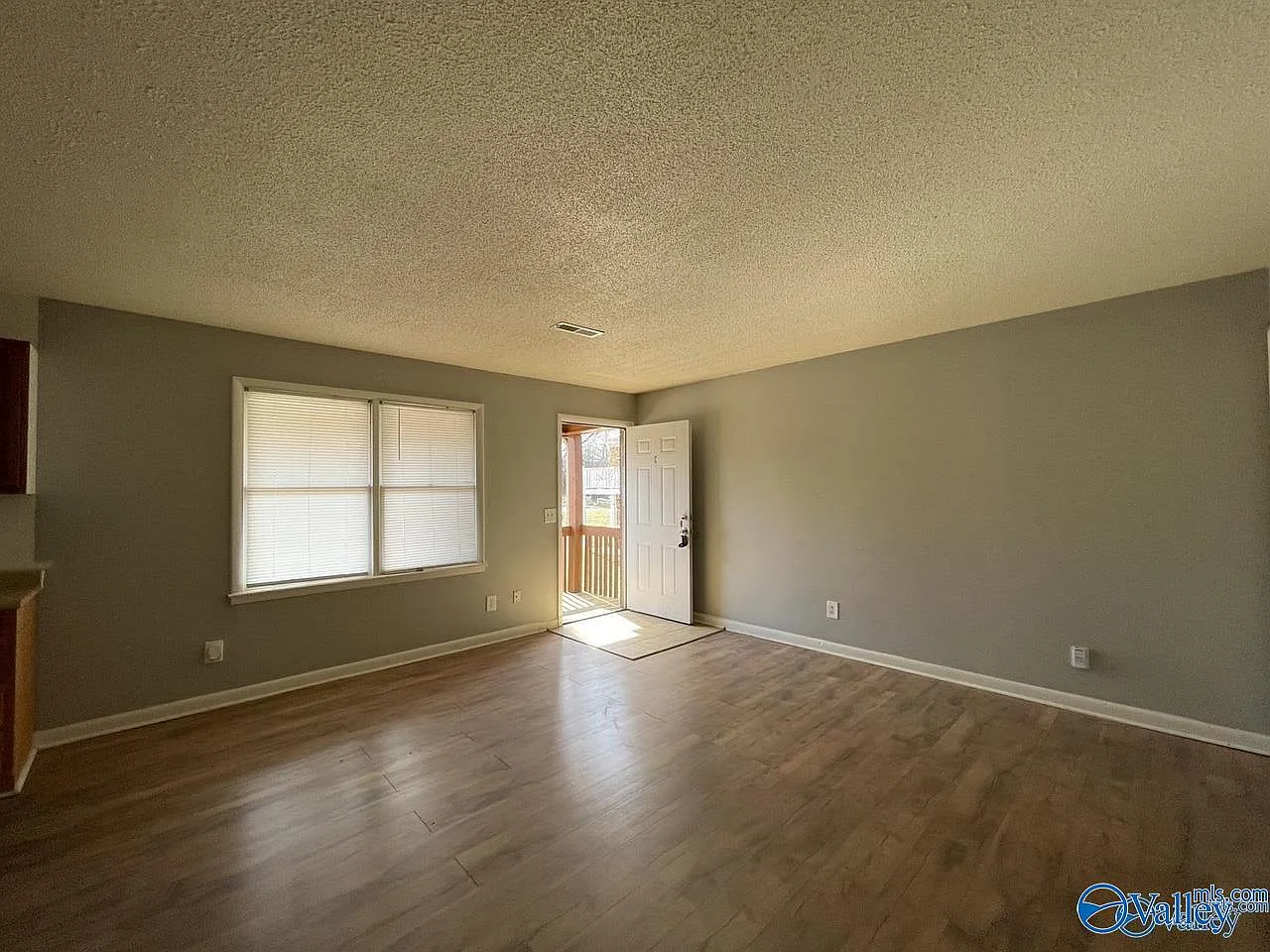 2 bed, 1.0 bath, 833 sqft, $775 — Photo 2