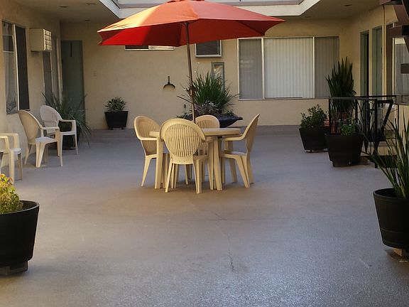 3rd image of 148 N St Andrews Pl APT 1