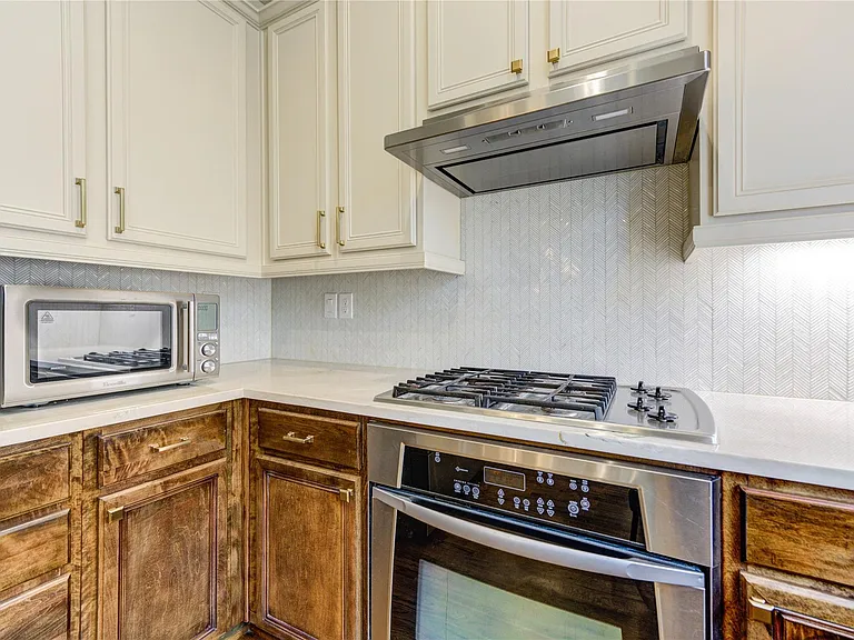 6302 Prague St — Photo 16