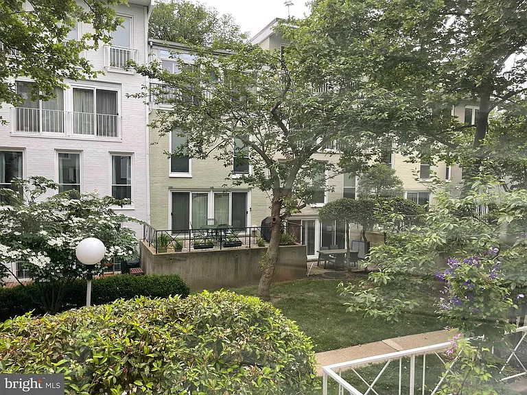 61 G St SW #B — Photo 31