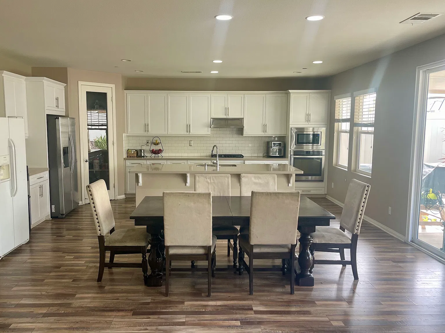 3 bed, 2500 sqft, $3,400 — Photo 3