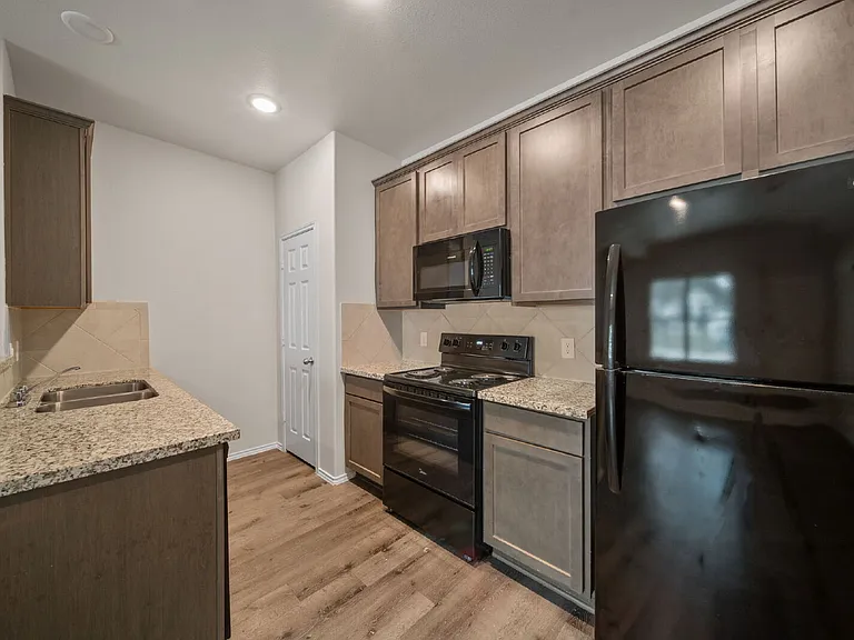 403 E Avenue G — Photo 10