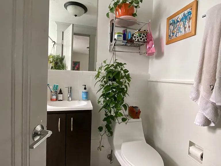 100 Howe Street — Photo 115