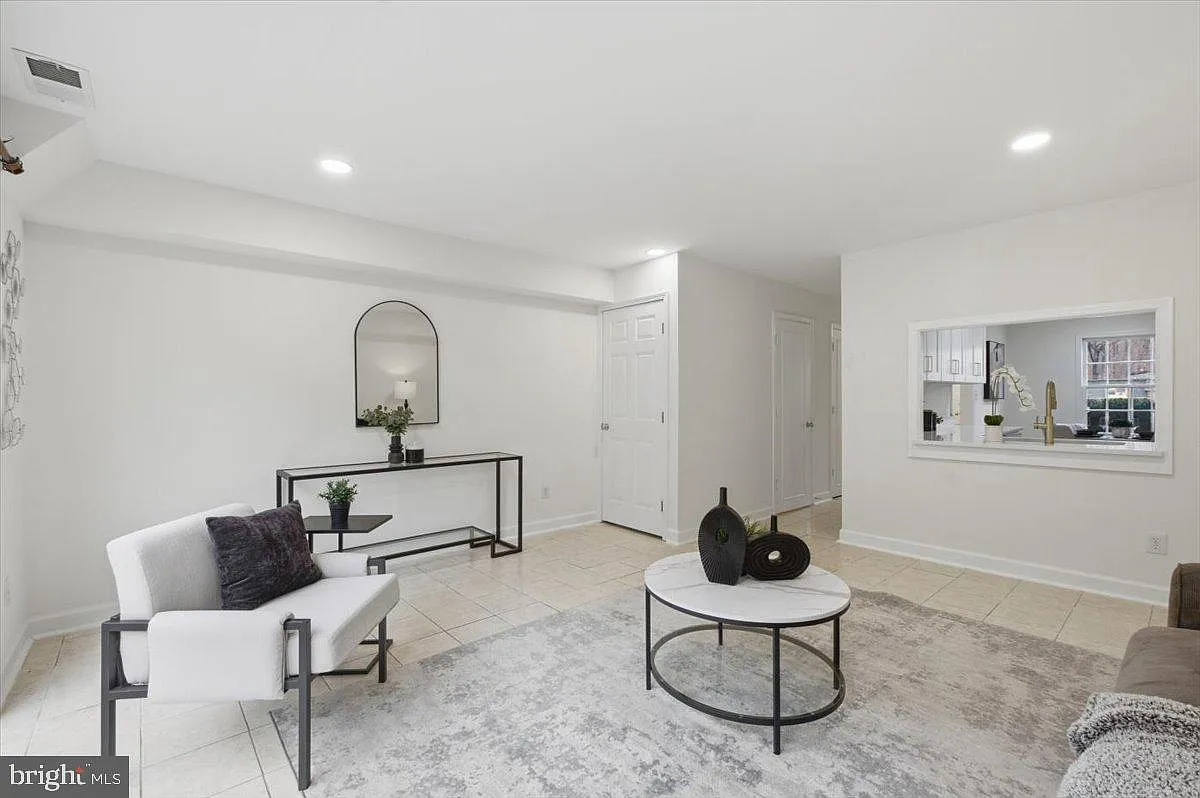 Cardinal Forest Condo — Photo 3