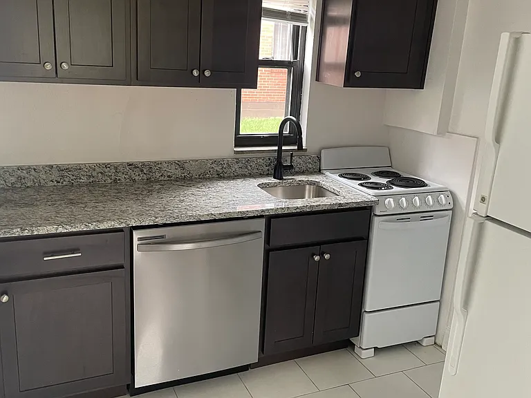 54 Warren St #1 — Photo 3