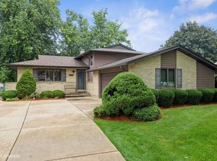 1024 Apple Valley Dr, Bartlett, IL 60103